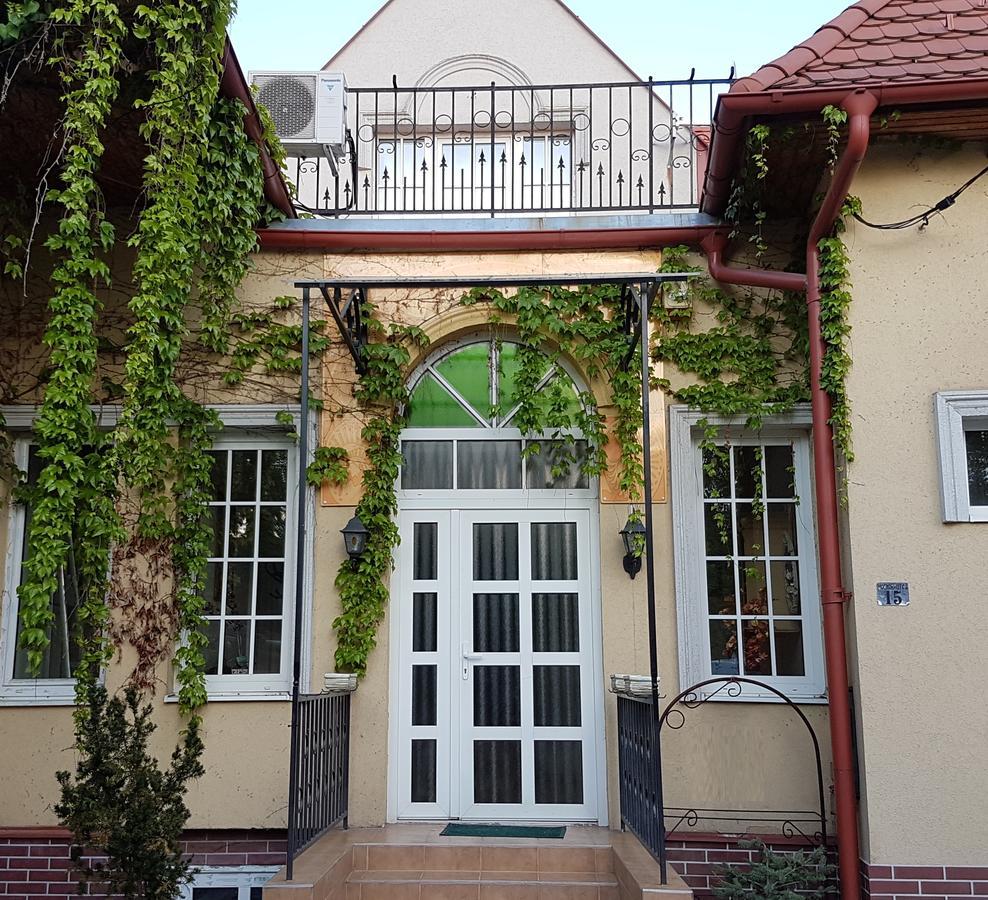 Tulipan Villa Panzio Szolnok Buitenkant foto