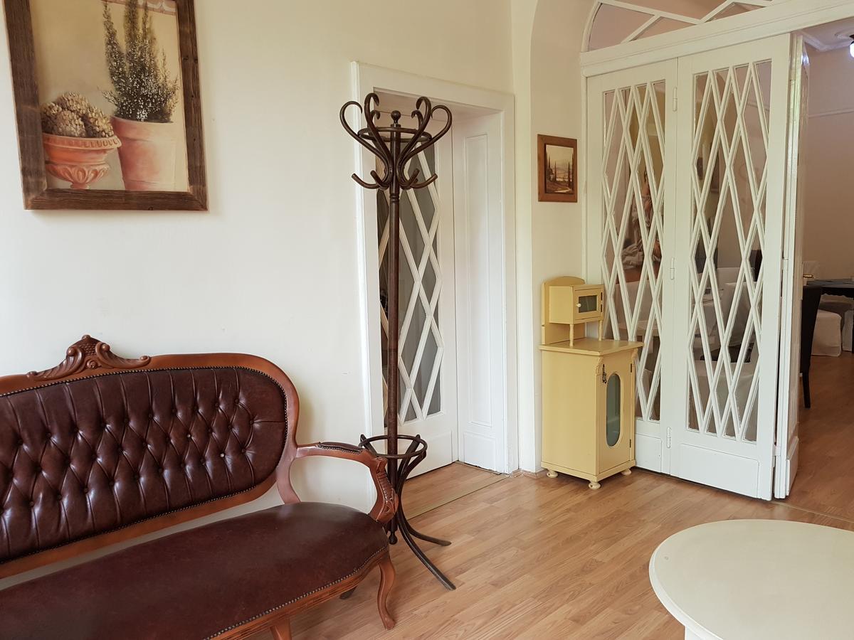 Tulipan Villa Panzio Szolnok Buitenkant foto