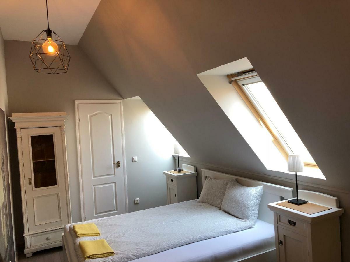 Tulipan Villa Panzio Szolnok Buitenkant foto