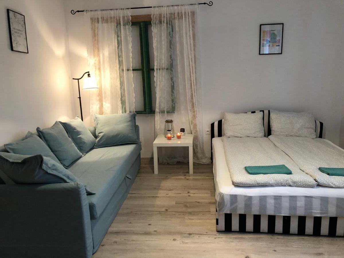 Tulipan Villa Panzio Szolnok Buitenkant foto