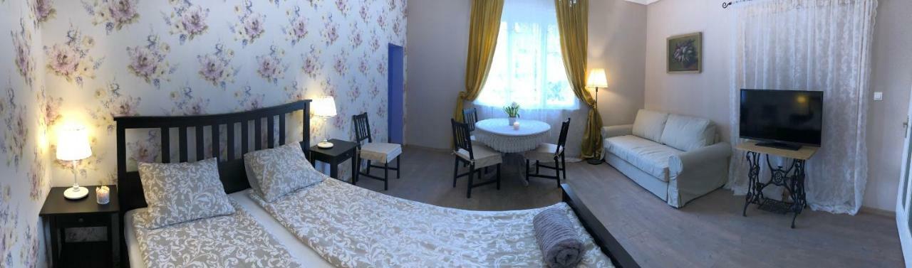 Tulipan Villa Panzio Szolnok Buitenkant foto