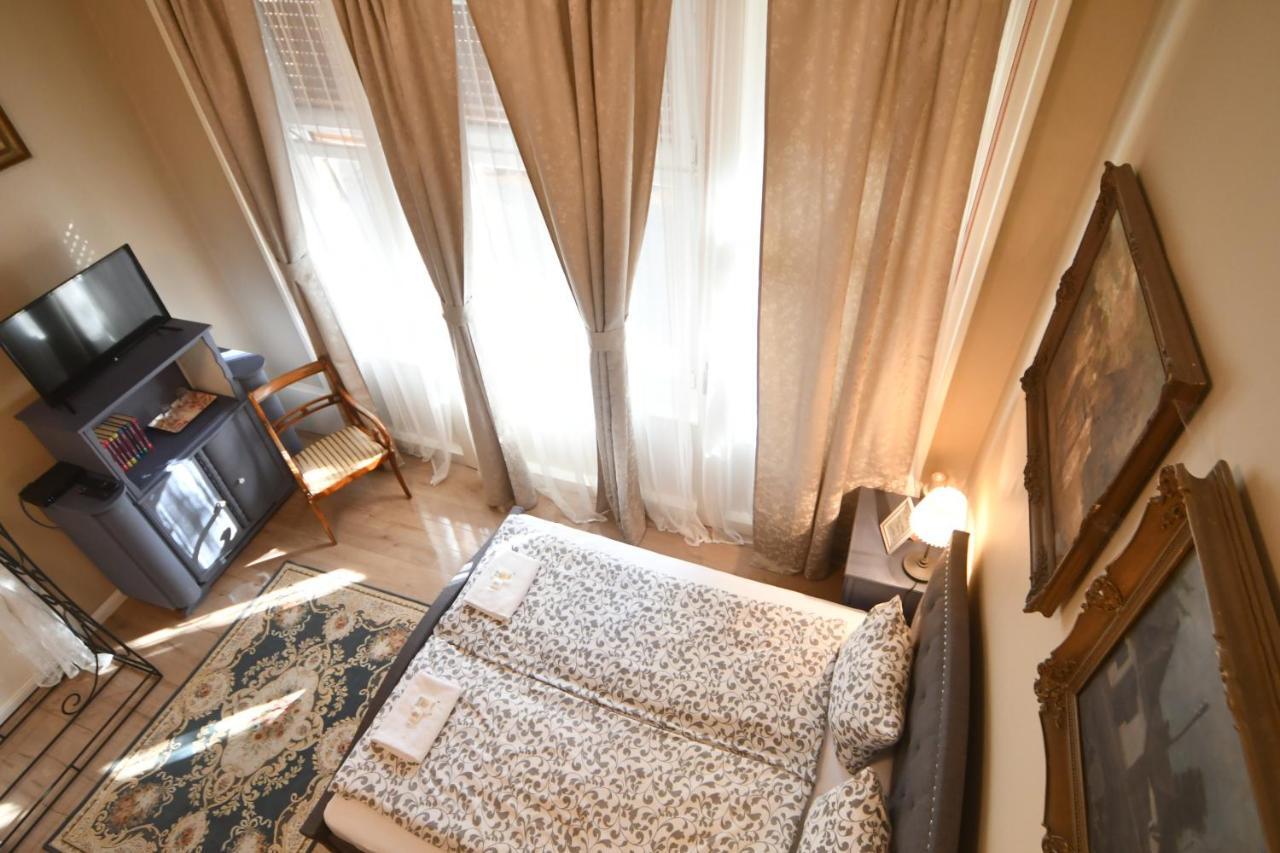 Tulipan Villa Panzio Szolnok Buitenkant foto