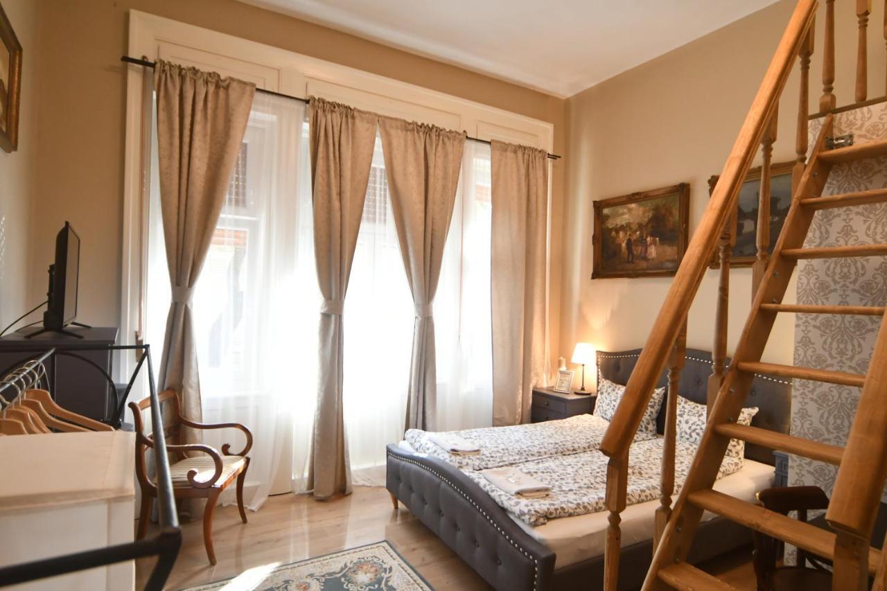 Tulipan Villa Panzio Szolnok Buitenkant foto