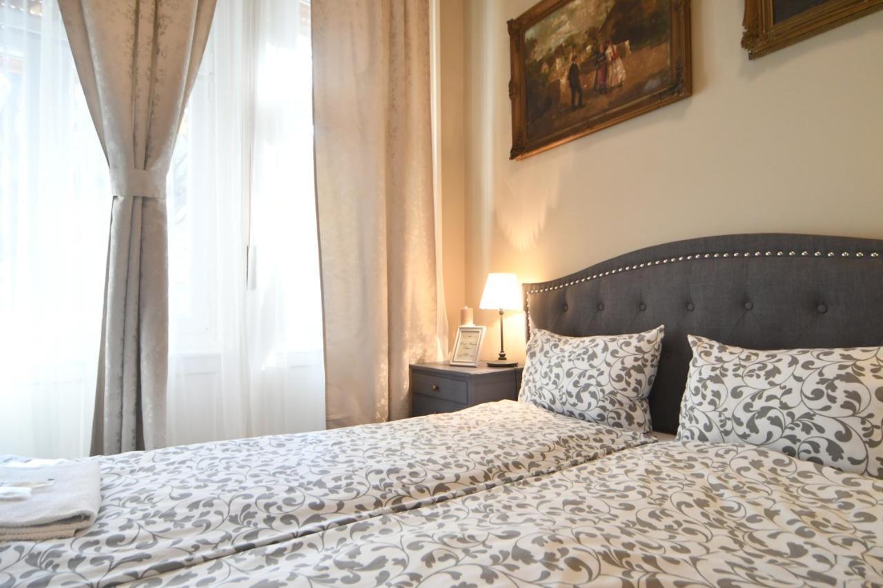 Tulipan Villa Panzio Szolnok Buitenkant foto