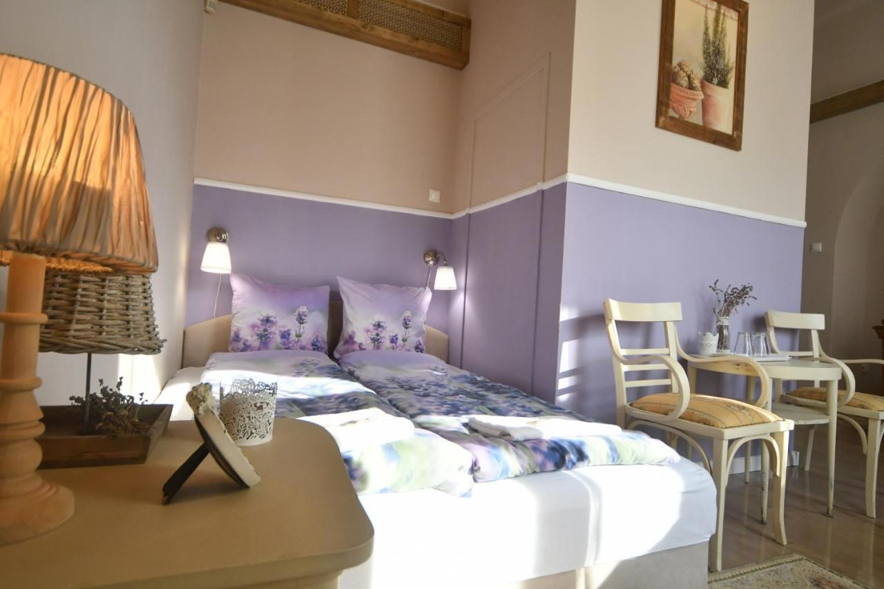 Tulipan Villa Panzio Szolnok Buitenkant foto